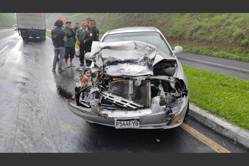 El aparatoso accidente de tránsito en la autopista Palín-Escuintla que dejó cinco heridos. (Foto: Bomberos Voluntarios)