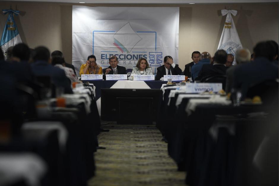 Los magistrados del TSE en reunión con fiscales de partidos políticos. (Foto: Wilder López/Soy502)