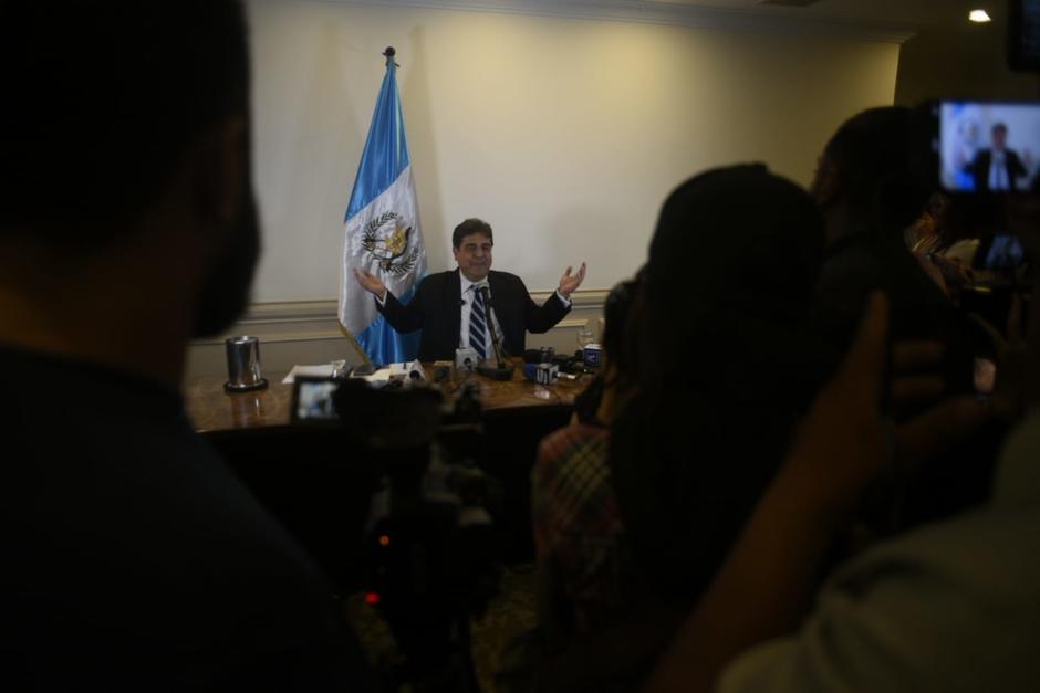 Carlos Pineda ofreció una conferencia de prensa, pero apareció sólo, sin los integrantes del partido. (Foto: Wilder López/Soy502)