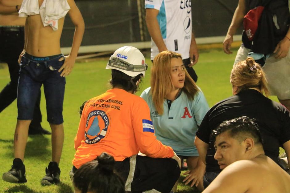 La doctora Ligia Rivas no dudó en ingresar a la gramilla con una camisola del equipo rival y atender heridos.&nbsp; (Foto: Twitter)&nbsp;