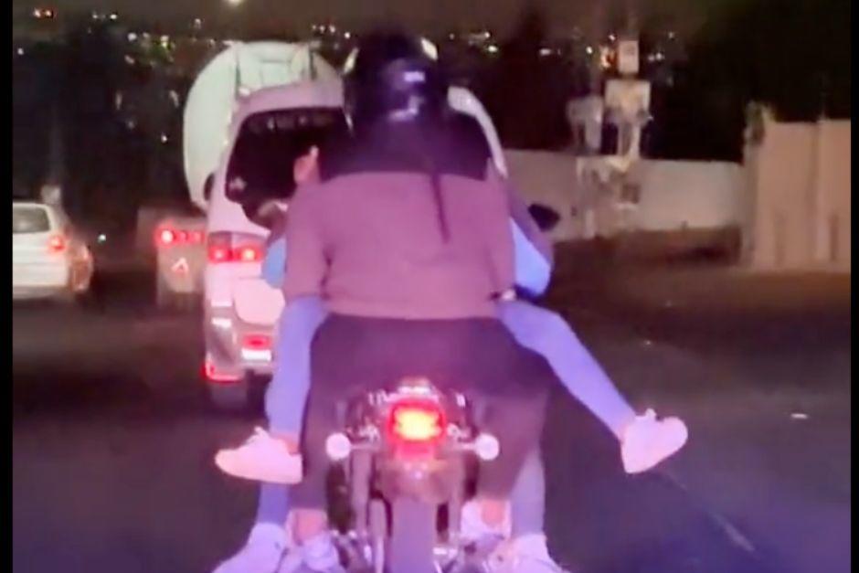 Cinco personas fueron captadas viajando en una peligrosa maniobra en una moto. (Foto: captura de pantalla)&nbsp;