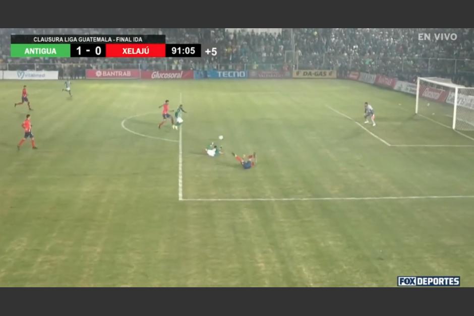 La jugada se produjo al minuto 90 de la final de ida en el estadio Pensativo. (Captura Video)