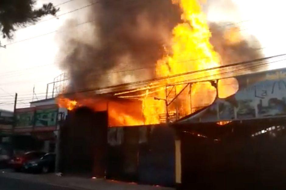 Los bomberos Voluntarios de varias compañías trabajaron para sofocar un incendio que afectó a una empresa en San Miguel Petapa. (Foto: captura de pantalla)