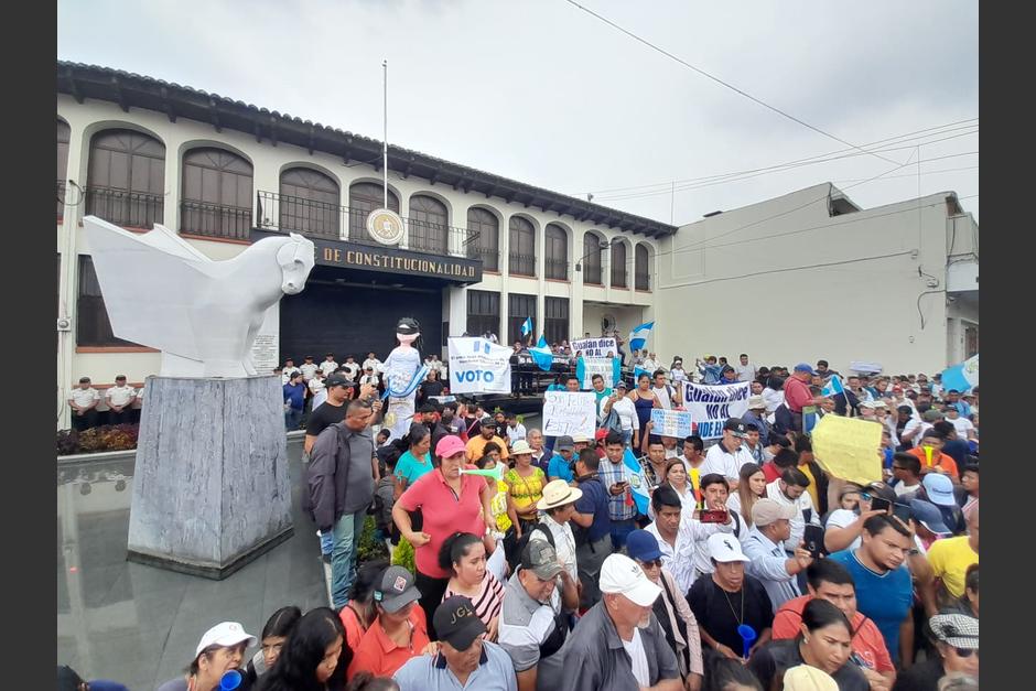 Simpatizantes de Carlos Pineda se concentran frente a la CC. (Foto: Cortesía Sandra Sebastián)