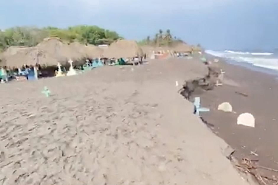 El cementerio de Iztapa está apunto de desaparecer por la marea. (Foto: Videos Chapines y más)