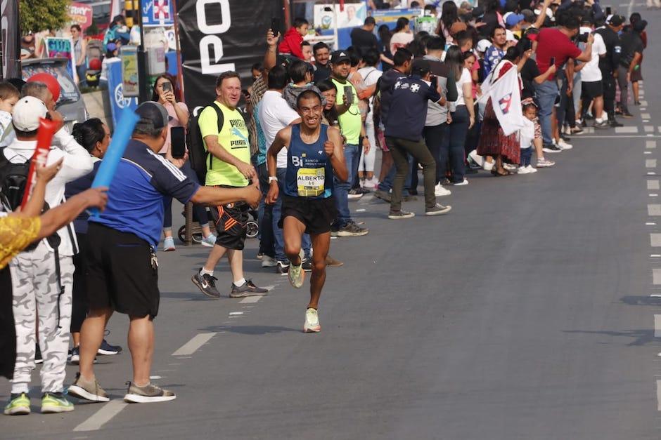 Alberto González logra el primer lugar en el Medio Maratón de Cobán. (Foto: DCA)