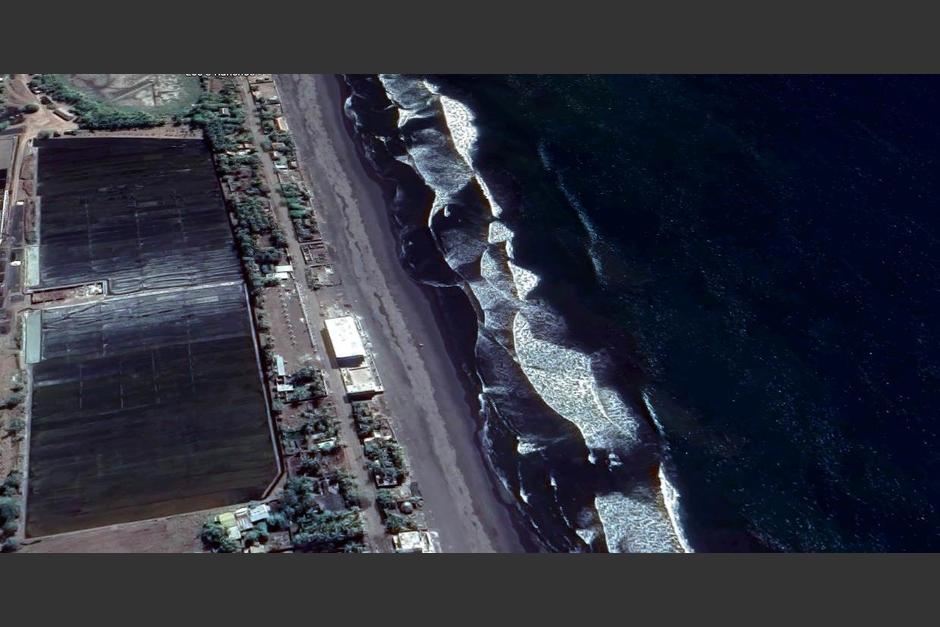 Así lucía el punto exacto antes de que el hotel arrastrado por el mar en Sipacate fuese construido. (Foto: Soy502) 