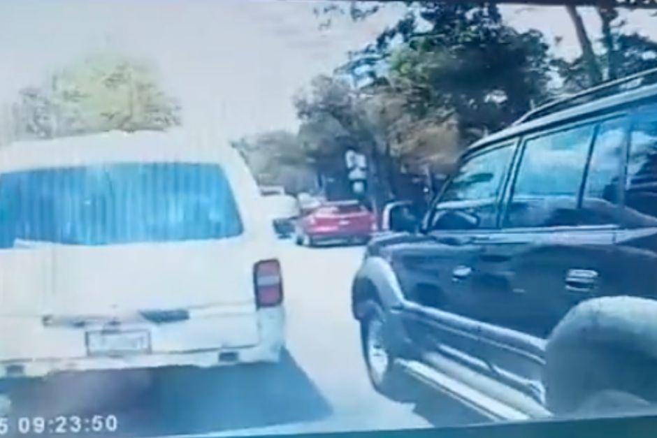 La imprudencia de un automovilista quedó captada en video. (Foto: captura de pantalla)