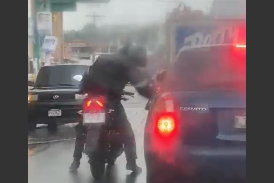 Un motorista arremetió contra el conductor de un vehículo en medio del tránsito en Quetzaltenango. (Foto: captura de video)