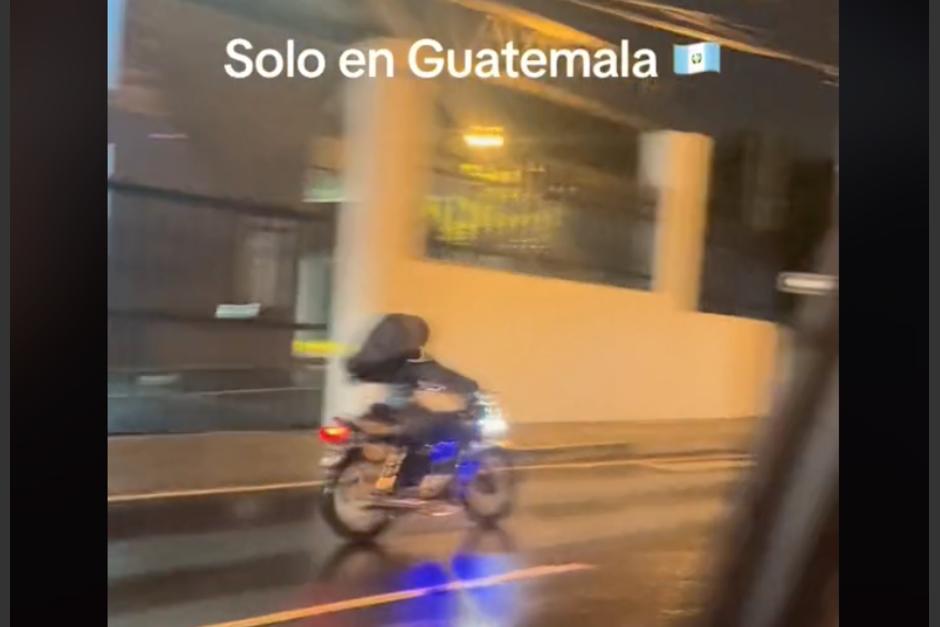 El motorista no pasó desapercibido por su peculiar personificación de "La Monja". (Foto: captura de video)