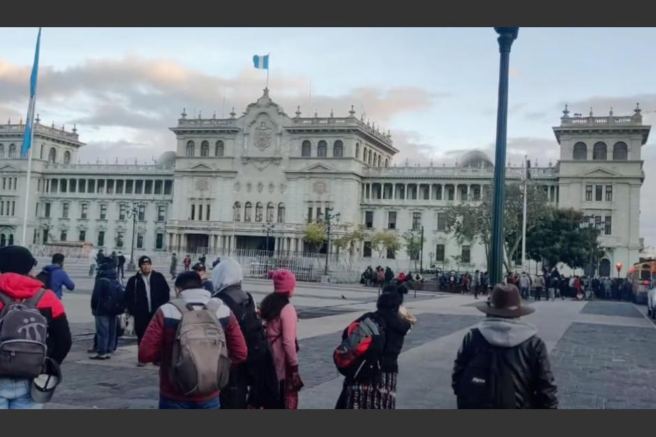 Los manifestantes salen de la Plaza de la Constitución y se dirigen a la zona 1. (Foto: Amilcar Montejo)