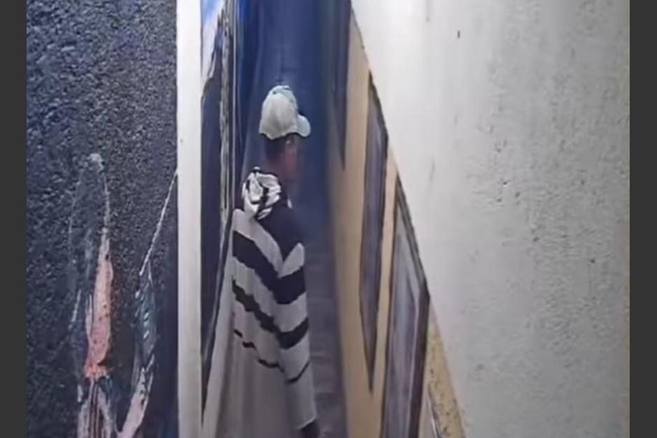 El hombre fue grabado cuando cometía un robo en un negocio de Antigua Guatemala. (Foto: captura de video)