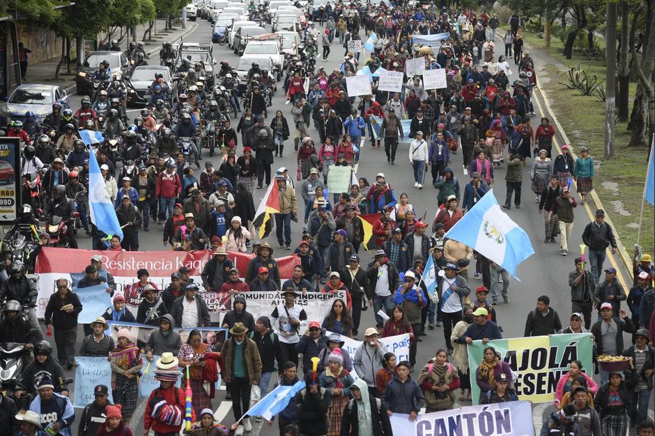 Este viernes cientos de personas salieron a las calles a exigir la renuncia de Consuelo Porras y el respeto a la democracia. (Foto: Wilder López/Soy502)