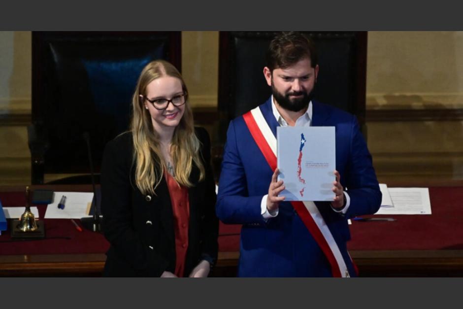 El presidente de Chile, Gabriel Boric, recibe el texto del proyecto de constitución de manos de la presidenta del Consejo Constitucional, Beatriz Hevia. (Foto: AFP)