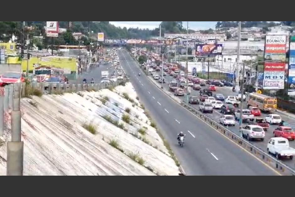 El tránsito en ruta al Pacífico en Villa Nueva en dirección a la capital es complicado para la mañana de este martes 7 de noviembre. (Foto: captura de pantalla)