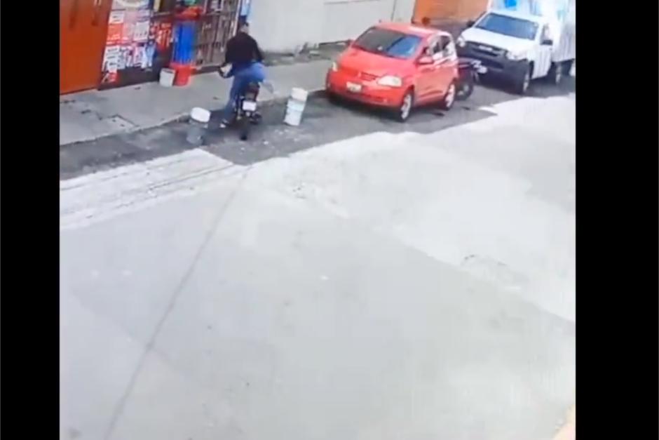 En video quedó captado el momento en el que dos hombres le robaron una moto a una guatemalteca, quien recién la había comprado. (Foto: captura de pantalla)&nbsp;