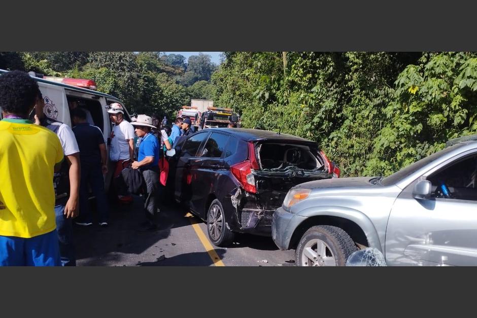 El accidente de tránsito múltiple en el que estuvieron involucrados al menos cinco vehículos, uno de ellos terminó volcado. (Foto: Cruz Roja Guatemalteca)