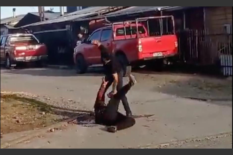 El hombre atacó a su propio hermano en la vía pública. (Foto: captura de video)