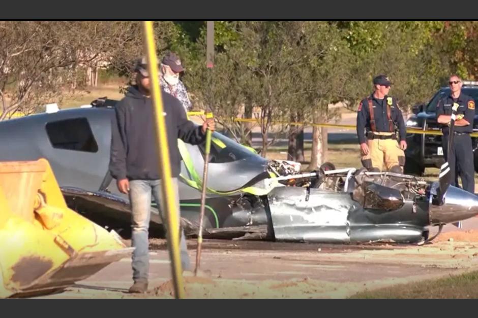 Queda registrado en video un accidente de un avión contra un carro, mientras aterrizaba.&nbsp;(Foto: San Antonio News)