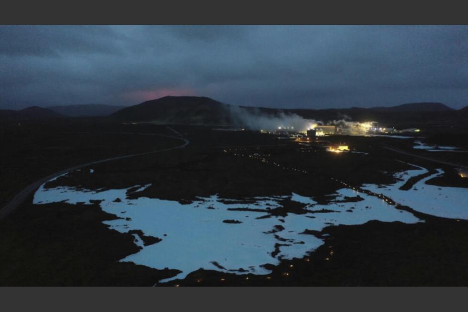 El volcán Fagradalsfjall, detrás de la Laguna Azul, cerca de la ciudad islandesa de Grindavik. (Foto: AFP)
