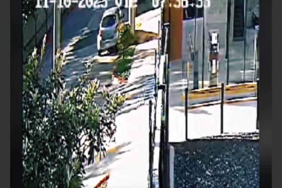 En video quedó captado el robo de un auto estacionado en la vía pública de zona 10. (Foto: captura de pantalla)&nbsp;