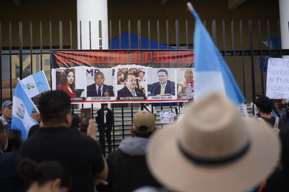 Autoridades indígenas informaron sobre caravana para "acuerpar" a grupos que manifiestan frente a la sede del MP. (Foto: Archivo/Soy502)