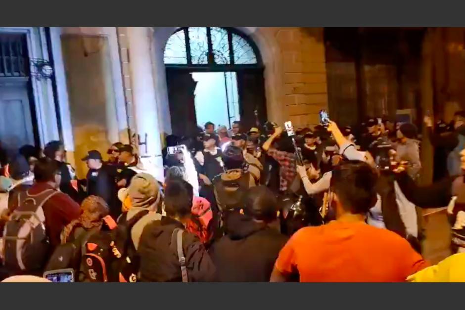 Manifestantes rechazaron acciones de diputados. (Foto: captura de pantalla)