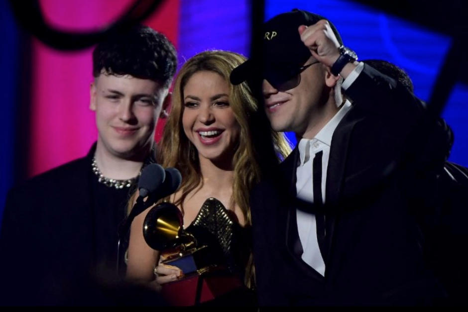 Shakira recibió el codiciado premio junto a Bizarrap. (Foto: AFP)