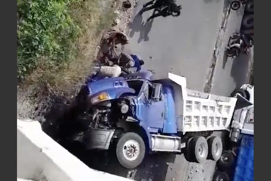 Un camión perdió el control y terminó cayendo de un puente en el ingreso al municipio de Amatitlán. (Foto: redes sociales)