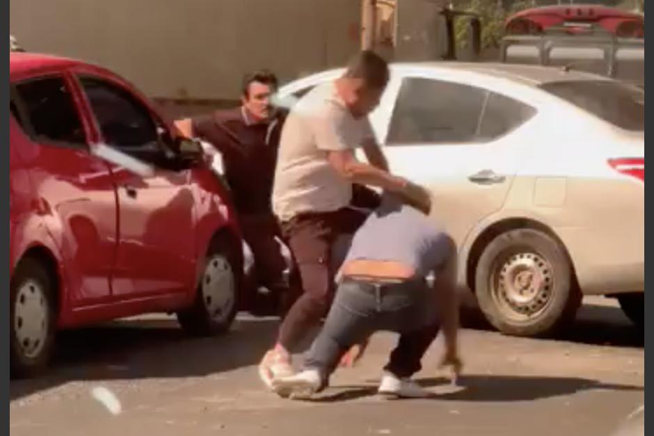Una pelea se registró en las afueras de un centro comercial, en donde conductores se habrían enfrentado porque uno no le cedió la vía al otro. (Foto: captura de video)