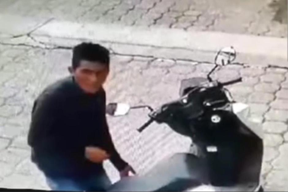 Una cámara de videovigilancia grabó al ladrón. (Foto: Captura de pantalla)