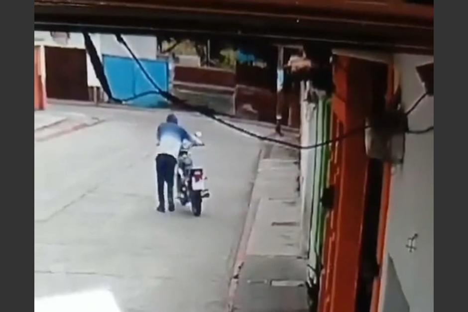 El hombre pretendía desarmar la motocicleta que robó, para vender sus piezas. (Foto: Captura de pantalla)
