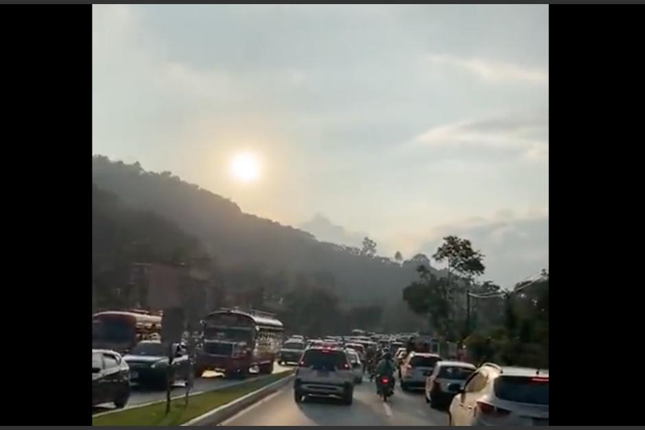 Conductores vivieron una pesadilla en el tránsito tras hacer más de 2 horas de fila para llegar a Antigua Guatemala. (Foto: captura de pantalla)