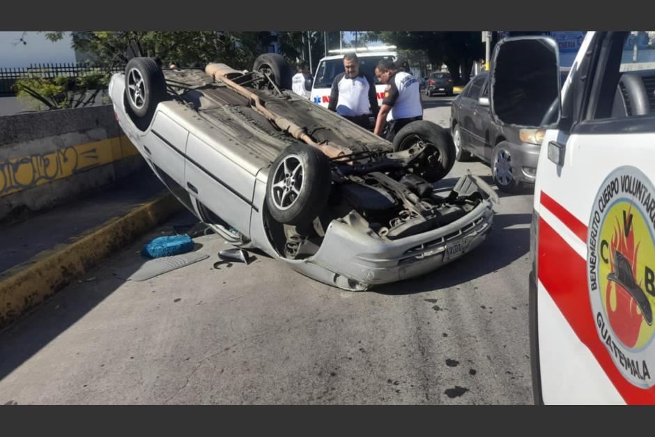 Un conductor quedó con su vehículo completamente volcado en la Diagonal 17 del Periférico. (Foto: redes sociales)&nbsp;