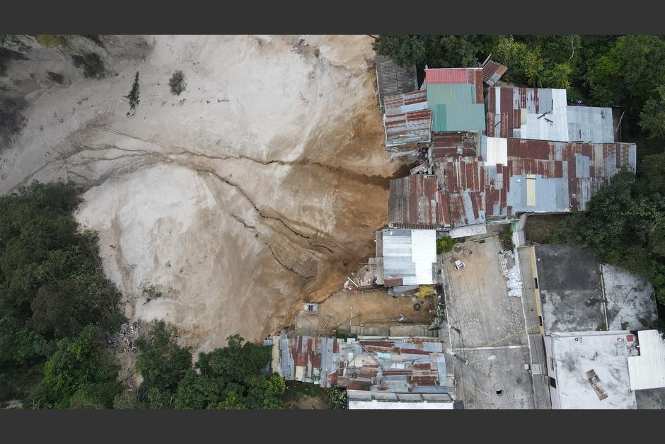 Socorristas suspendieron el primer día de búsqueda y rescate de personas desaparecidas tras deslizamiento de tierra en zona 3. (Foto: Wilder López/Soy502)