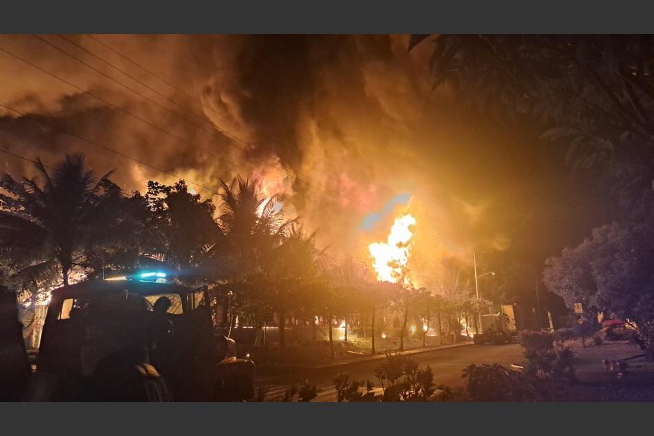 Un incendio de grandes proporciones se registra en una fábrica de pinturas desde horas de la madrugada. (Foto: Facebook/Gabriel Valenzuela)