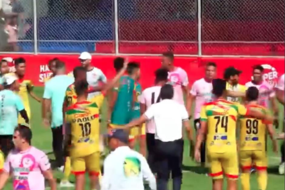 Los jugadores de Iztapa y Marquense se fueron a los golpes. (Foto: Canal 15)