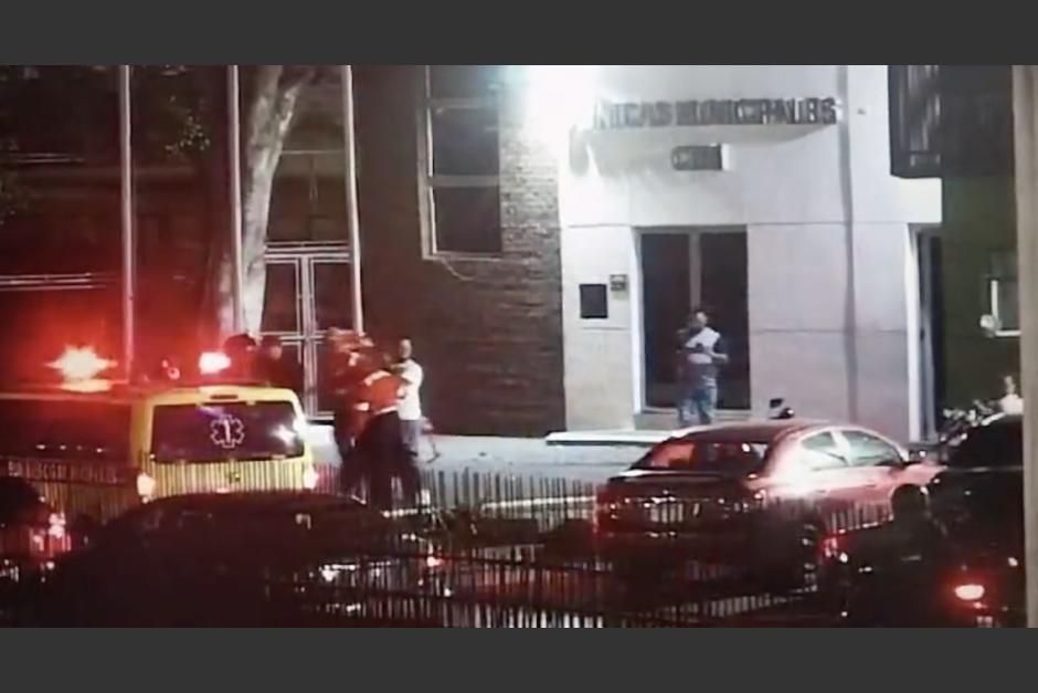 Un hombre fue baleado en el tránsito y detuvo su marcha en una estación de Bomberos Municipales. (Foto: captura de video)