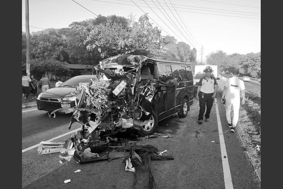 Esposos y su hija murieron en fatal accidente de tránsito en el kilómetro 90 de la ruta al Pacífico. (Foto: Bomberos Voluntarios)&nbsp;
