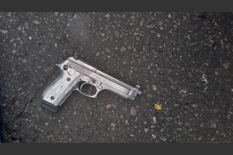 Esta es el arma que fue encontrada junto al fallecido en una balacera en la calzada Roosevelt. (Foto: PNC)
