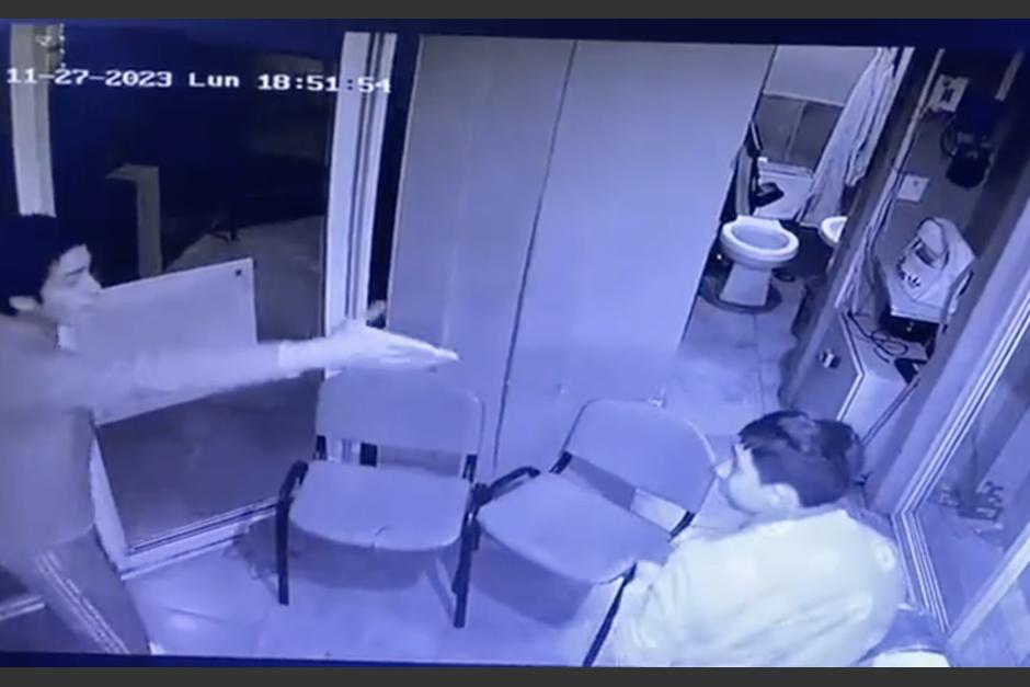 El hombre que golpeó a un guardia de seguridad privada porque le pidieron una identificación para entrar al residencial. (Foto: captura de video)
