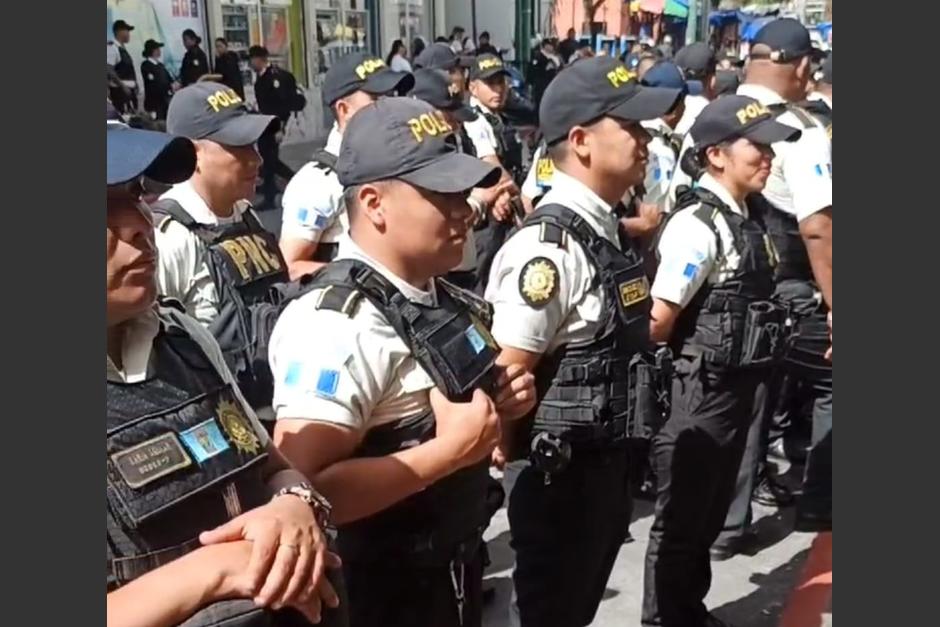 Elementos policiales suman dos semanas de permanecer en los alrededores del Palacio Legislativo. (Foto: Soy502)