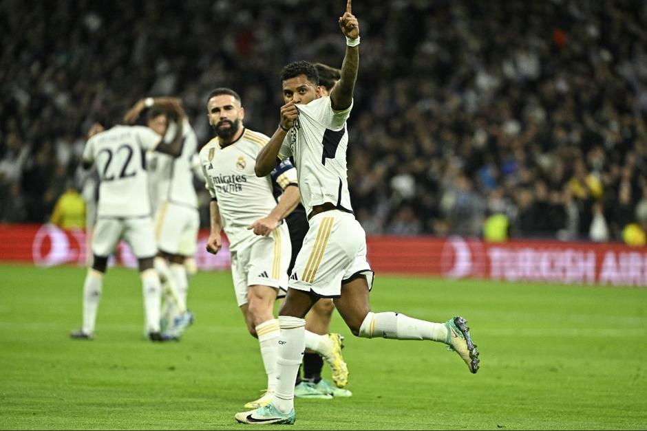 El brasileño, Rodrygo Goes, anotó el gol del empate en la primera mitad ante el Napoli. (Foto: AFP)