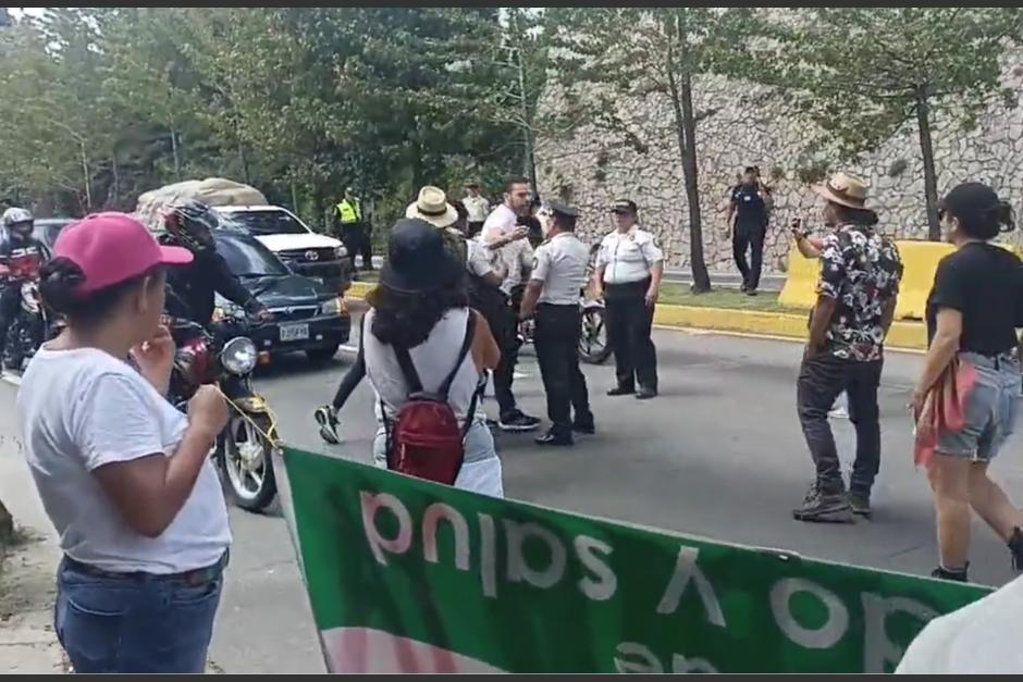 Un conductor protagonizó una discusión con un grupo de manifestantes en la ruta Interamericana. (Foto: captura de pantalla)&nbsp;