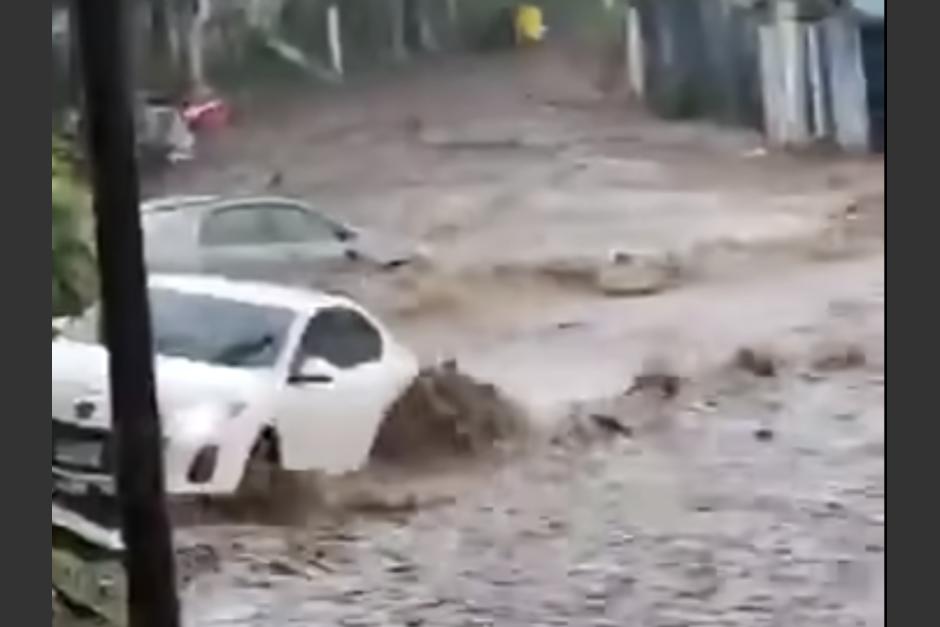 Varios vehículos fueron arrastrados tras el desborde del río Pacaya, en el departamento de Escuintla. (Foto: captura de video)