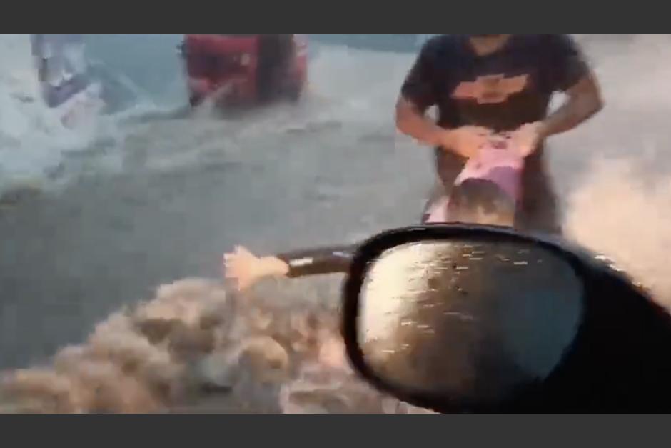 El dramático momento en que un padre de familia pide ayuda para poner a salvo a su hijo, mientras ambos son arrastrados por la corriente en Mazatenango. (Foto: captura de video)