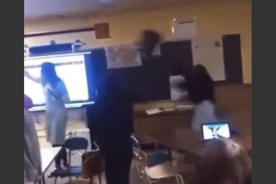 Una estudiante lanzó una silla a su profesora, dejándola inconsciente en el suelo. (Foto: captura de video)
