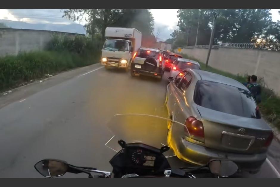 El conductor fue captado mientras rebasaba a varios vehículos en el carril contrario. (Foto: captura de video)