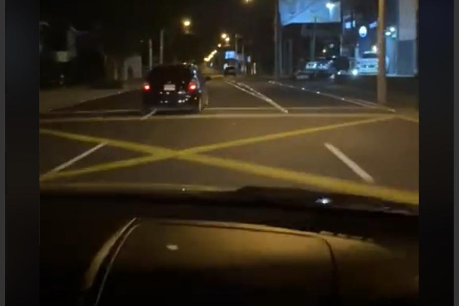 Un conductor sufrió un insólito incidente vial en zona 10 y el momento quedó captado en video. (Foto: captura de pantalla)&nbsp;