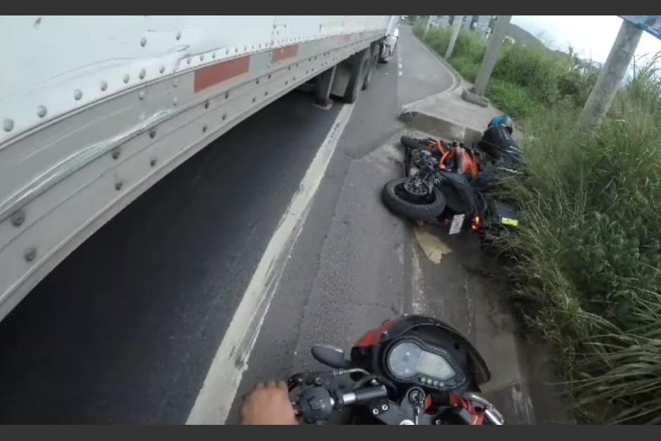 El motorista buscaba avanzar en medio del tránsito, pero terminó en el suelo. (Foto: captura de video)